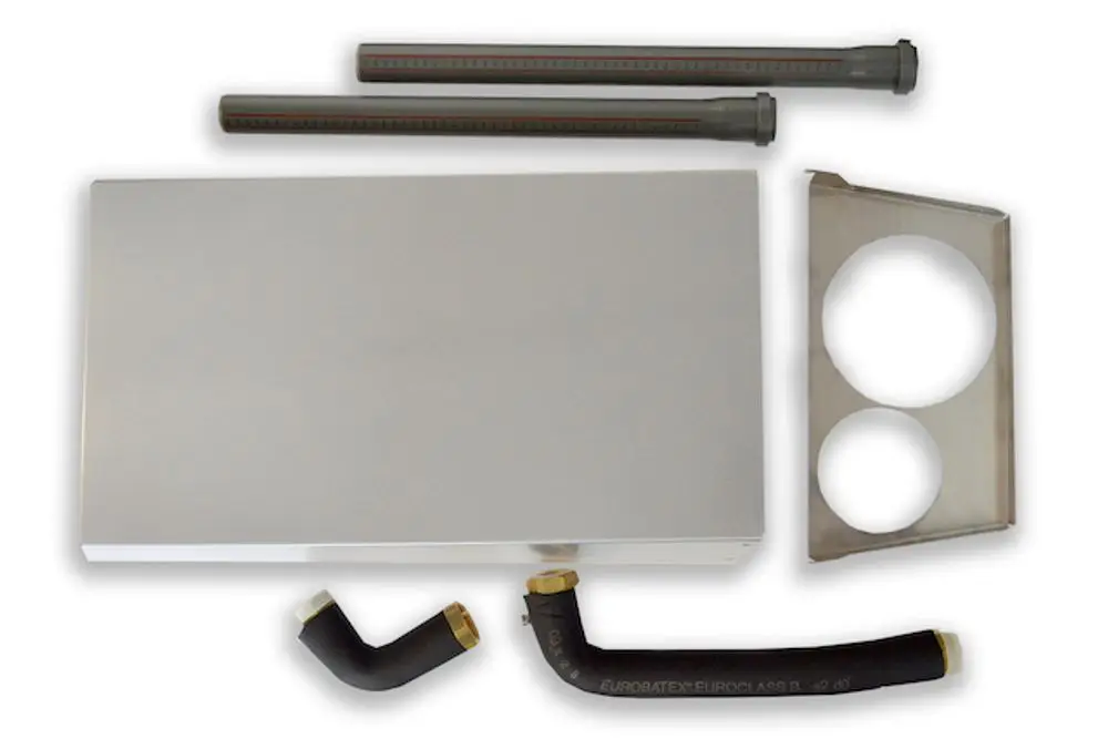 Geräteanschlussset bestehend aus einer rechteckigen Fläche, zwei Rohren und einer metallischen Halterung. Roth-Produkt zur Verwendung in Heizsystemen.